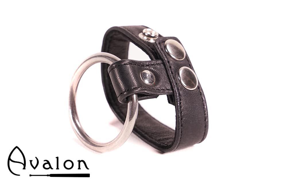 Avalon - NOBLE - Penisring i Metall og Reim til Pung i Lær - Sort Avalon - NOBLE - Penisring i Metall og Reim til Pung i Lær - Sort