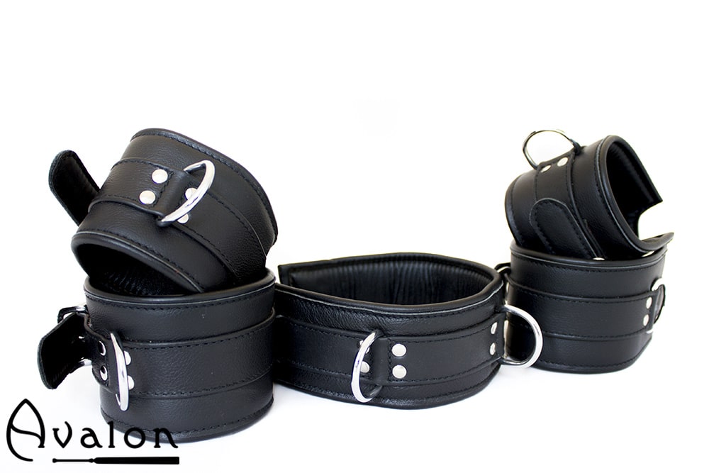 Avalon - EXILE - Cuffs og Collar sett Svart Avalon - EXILE - Cuffs og Collar sett Svart