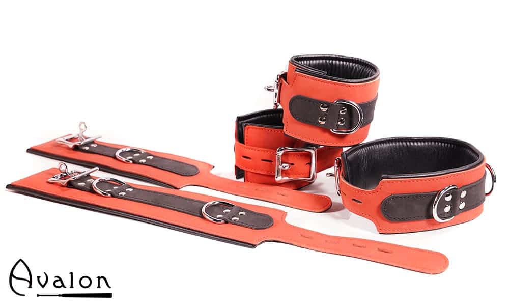 Avalon - LEGEND - Cuffs og Collar sett Rødt og Sort Avalon - LEGEND - Cuffs og Collar sett Rødt og Sort