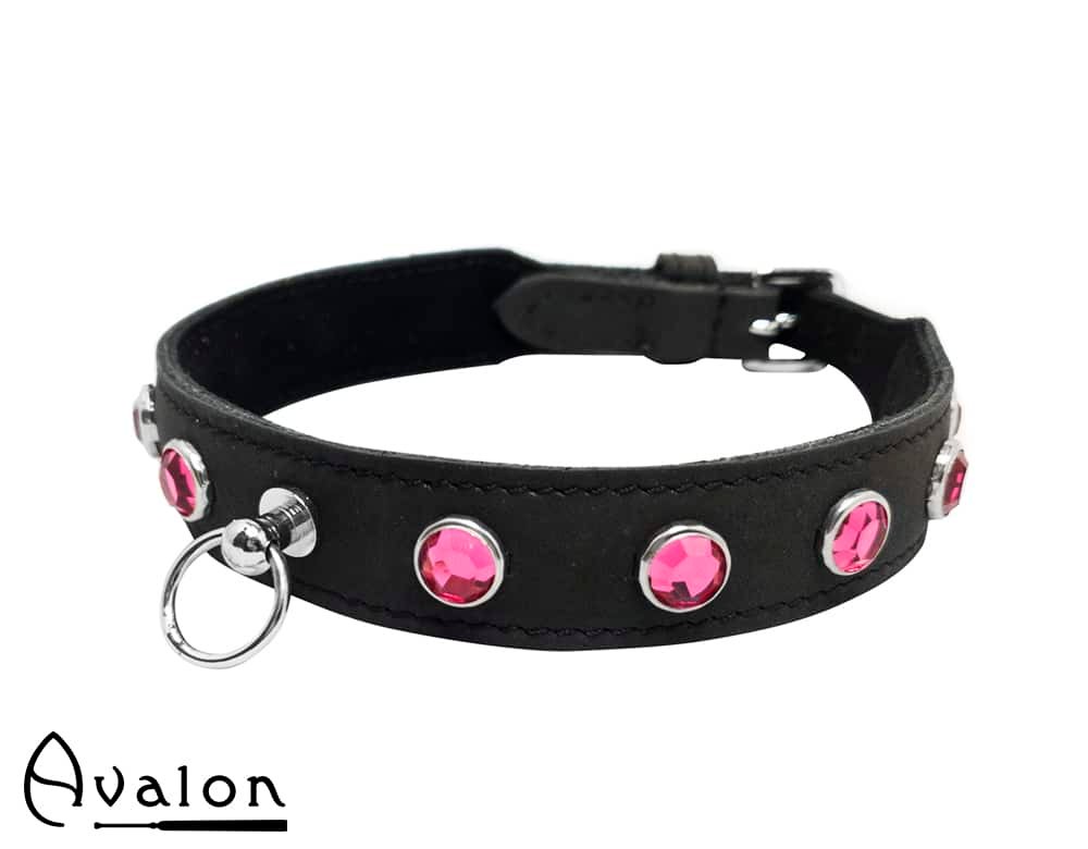 Avalon - DEVOTION - Collar med Rosa runde Stener og O-ring Avalon - DEVOTION - Collar med Rosa runde Stener og O-ring
