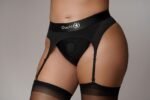 Ouch! Vibrating Strap-on Thong med Strømpebånd - XL/XXL