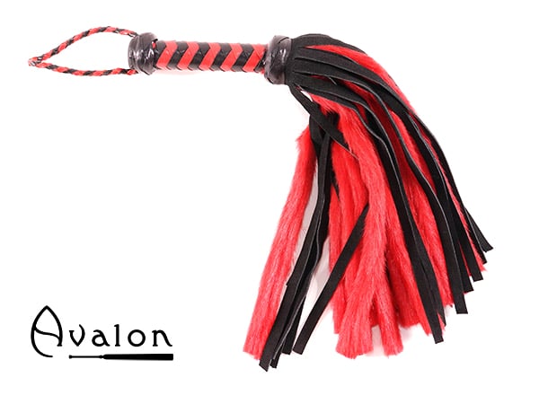 Avalon - NYMPH - Flogger med Lær og Pels, Sort og Rød Avalon - NYMPH - Flogger med Lær og Pels, Sort og Rød