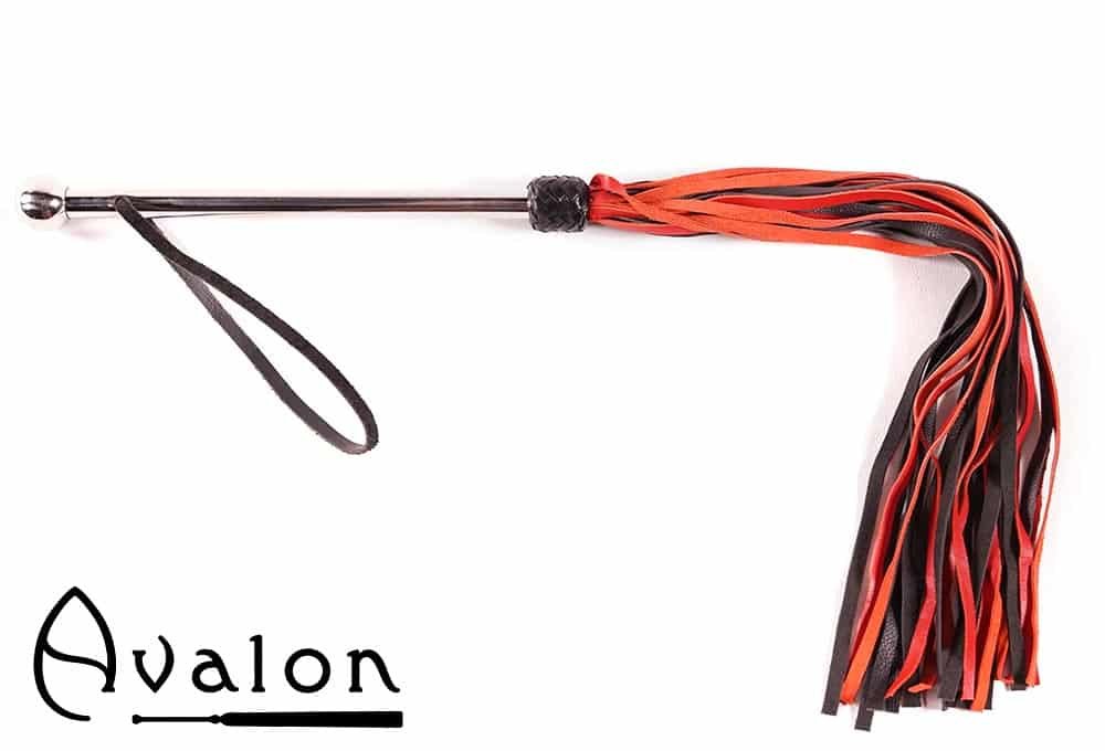 Avalon - SORCERESS - Sort og rød flogger med langt metall håndtak Avalon - SORCERESS - Sort og rød flogger med langt metall håndtak