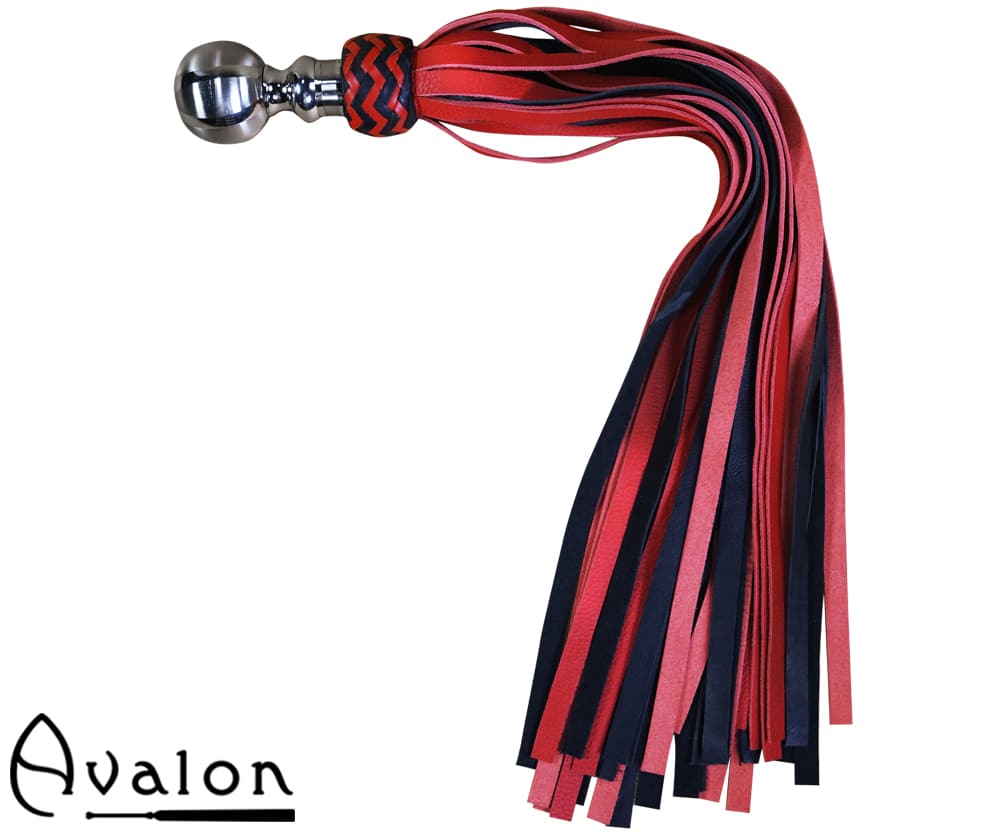 Avalon - KING - Stor Sort og Rød Flogger med Kulehåndtak i Metall Avalon - KING - Stor Sort og Rød Flogger med Kulehåndtak i Metall