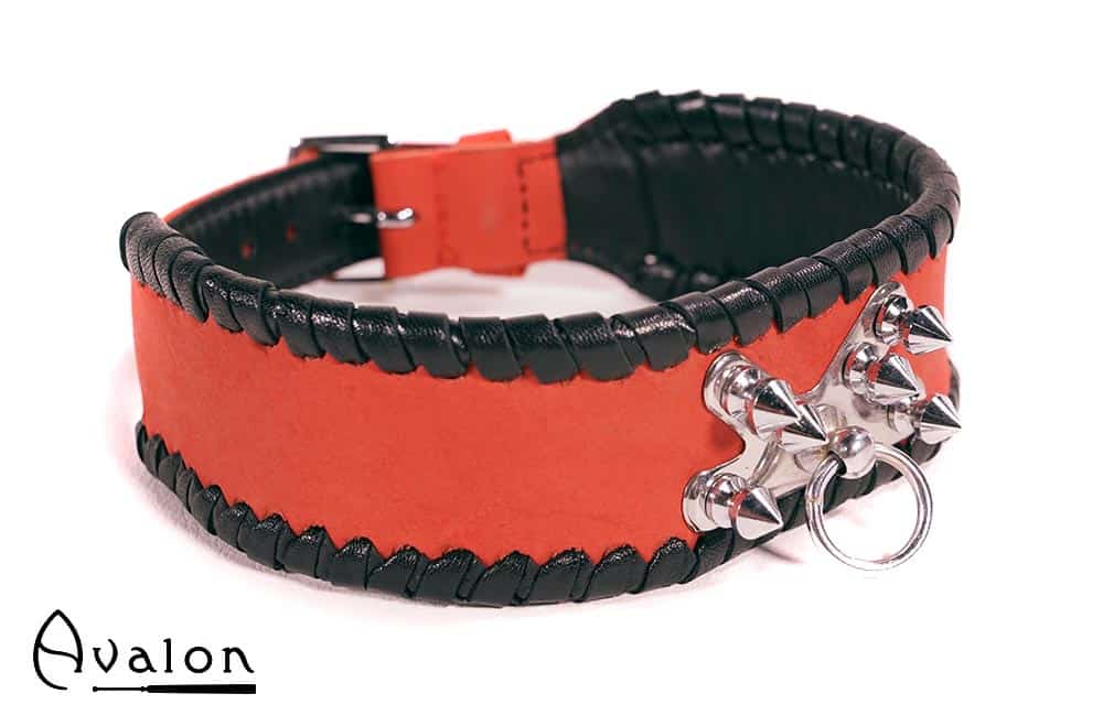 Avalon - SACRIFICE - Collar med spisse nagler og O-ring - Rød og sort Avalon - SACRIFICE - Collar med spisse nagler og O-ring - Rød og sort