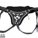 Avalon - TAKEN - Strap-on sele i sort og hvitt lær 