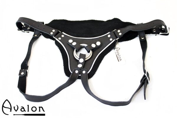 Avalon - TAKEN - Strap-on sele i sort og hvitt lær