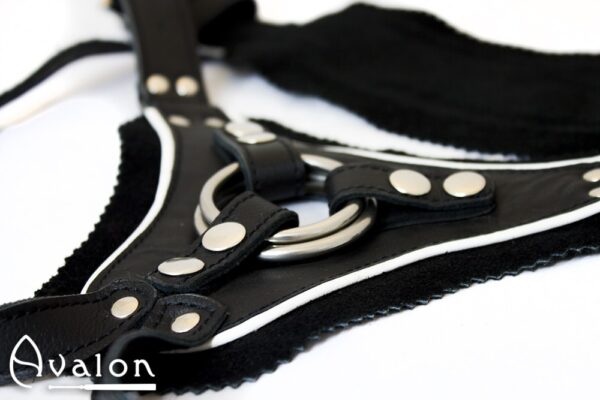 Avalon - TAKEN - Strap-on sele i sort og hvitt lær