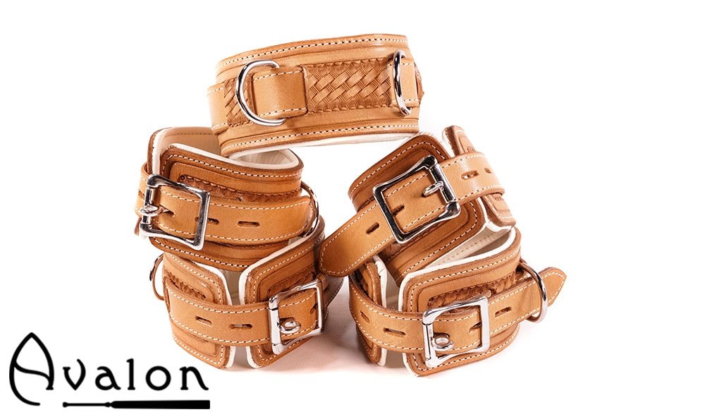 Avalon - LUST - Collar og Cuffs, 5 deler, Brunt og Hvitt Avalon - LUST - Collar og Cuffs, 5 deler, Brunt og Hvitt